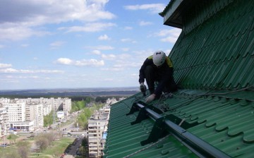 монтаж снегозадержателей на металлочерепицу